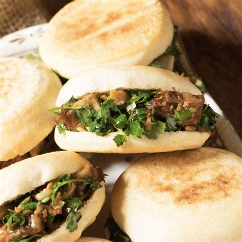  Rou Jia Mo: Uma Sinfonia de Carne Deliciosamente Desfiada em Pão Assado!