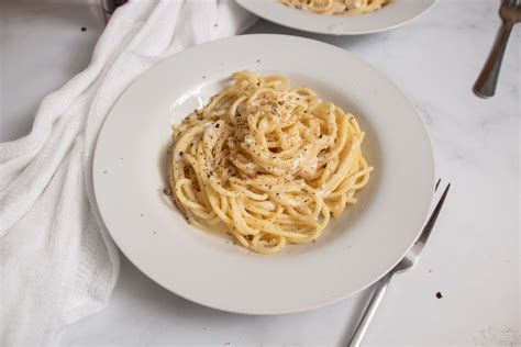  Cacio e Pepe: Uma Experiência de Sabor Cremoso com Notas Picantes que Encantam o Paladar!