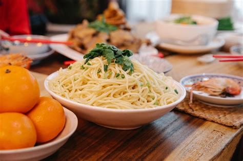  Longevity Noodles, uma Sinfonia de Sabores Atemporais e Texturas Irresistíveis?