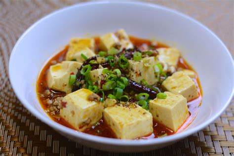  Mapo Tofu: Uma Explosão de Sabor Picante e Texturas Cremosas que Encantam o Paladar!