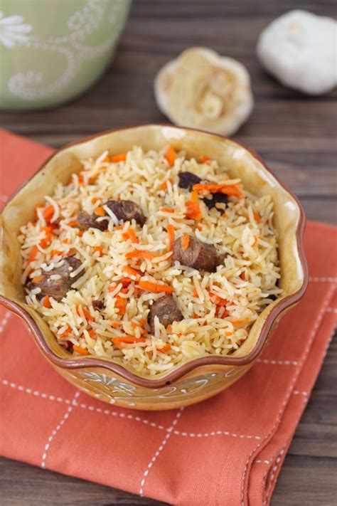  Plov de Ufa: Uma Sinfonia de Sabores Árabes e Tradições Eslavas em Cada Grão de Arroz!