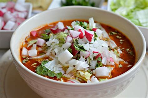  Pozole! Uma sopa de carne tradicional mexicana que é tanto reconfortante quanto picante!